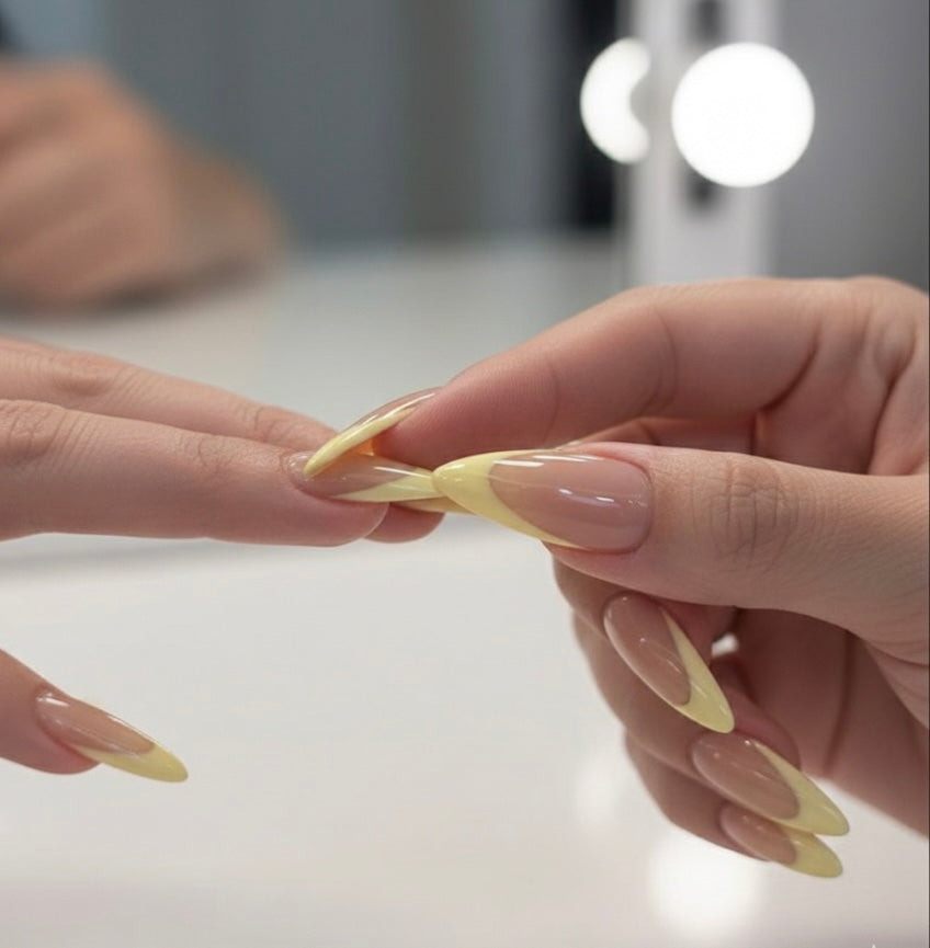 Luxury 24Pcs Minimalist Almond Shaped Yellow Press-On Nail Design For Enhancing Your Looks, Suitable For Parties, Dates And Everyday Wear.